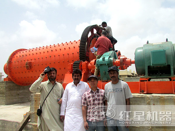 錳礦石球磨機生產現場