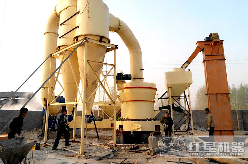 工人調試粉煤灰加工設備