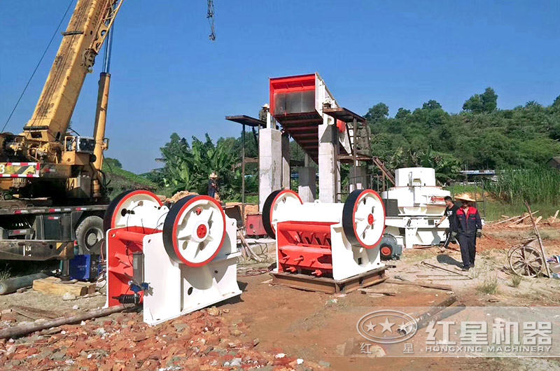 69顎式破碎機安裝現場實拍圖 69顎式破碎機安裝現場實拍圖