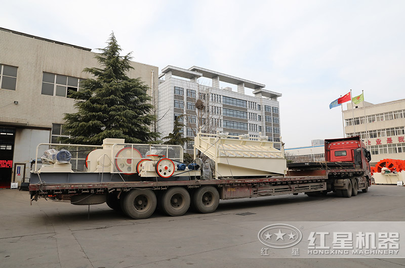 紅星對輥破碎機裝車發貨現場