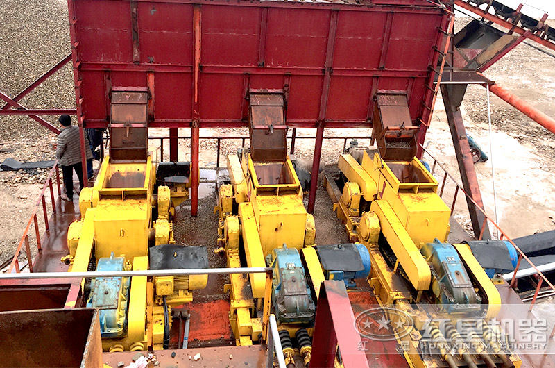 三臺對輥破聯合作業,江蘇客戶鵝卵石破碎現場 三臺對輥破聯合作業,江蘇客戶鵝卵石破碎現場