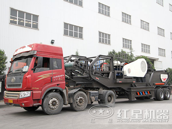 準備發貨的車載移動式建筑垃圾破碎機