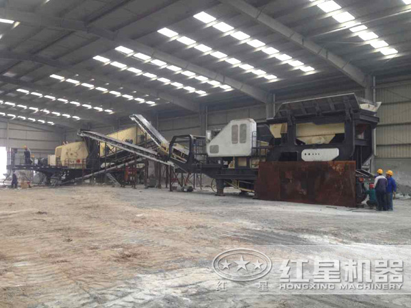 一小時產(chǎn)一百噸煤矸石輪胎式移動破碎機(jī)用戶現(xiàn)場