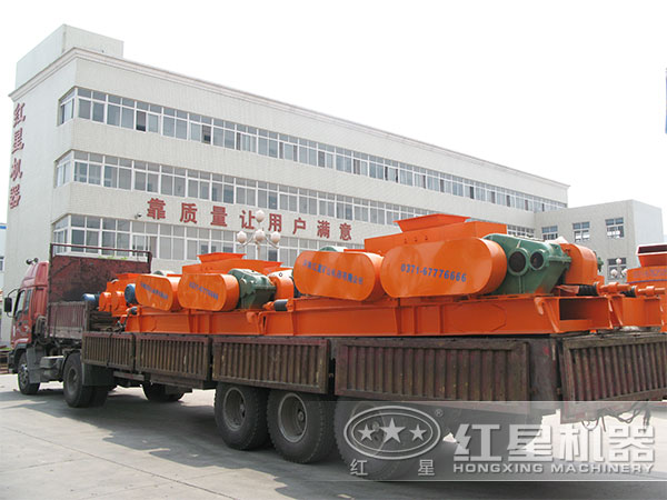 齒輥式破碎機發貨現場