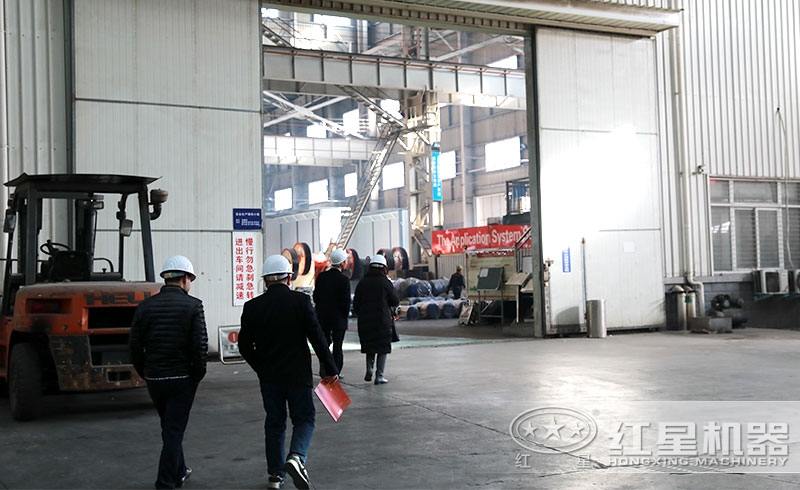 用戶來(lái)廠參觀設(shè)備生產(chǎn)車間