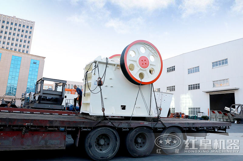 大型鄂式破碎機發貨現場