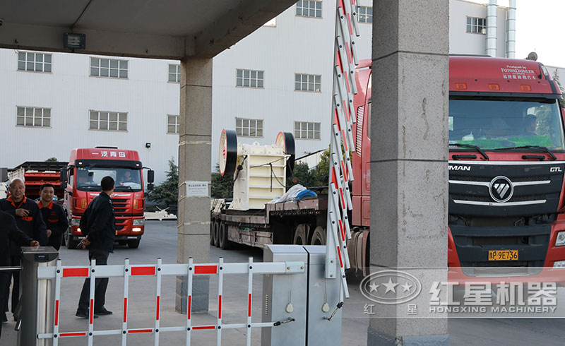 小型鱷式碎石機發貨現場