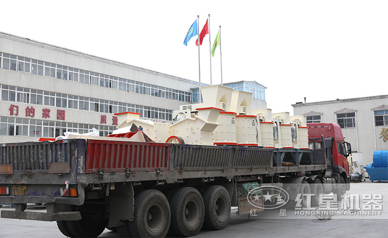 環(huán)保復合式碎石機發(fā)貨現場