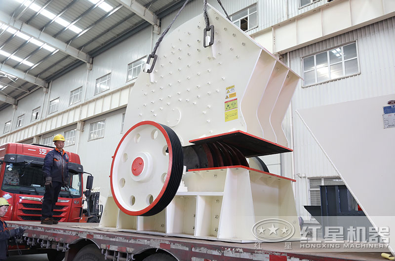 大型錘式破碎機裝車，準備發往新鄉