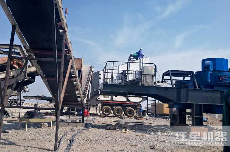 移動碎沙機作業(yè)現場