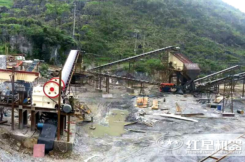 山東用戶(hù)石料破碎生產(chǎn)線生產(chǎn)現(xiàn)場(chǎng)實(shí)拍圖
