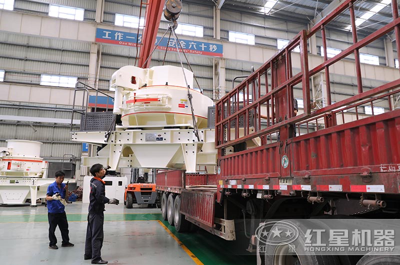 制沙機(jī)正在裝車，發(fā)往山西
