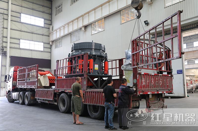 全液壓圓錐破碎機(jī)裝車，發(fā)往江蘇