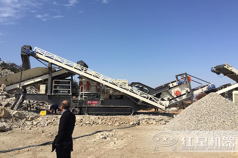 履帶式移動碎石機作業現場