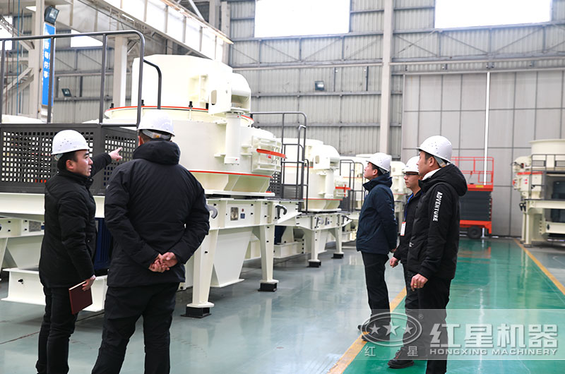 客戶來廠參觀，經理陪同詳細介紹