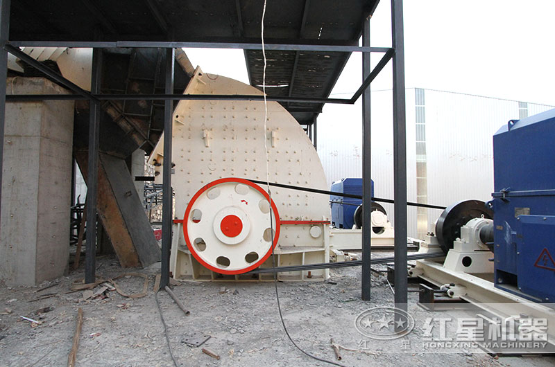 廢玻璃重錘式破碎機作業現場