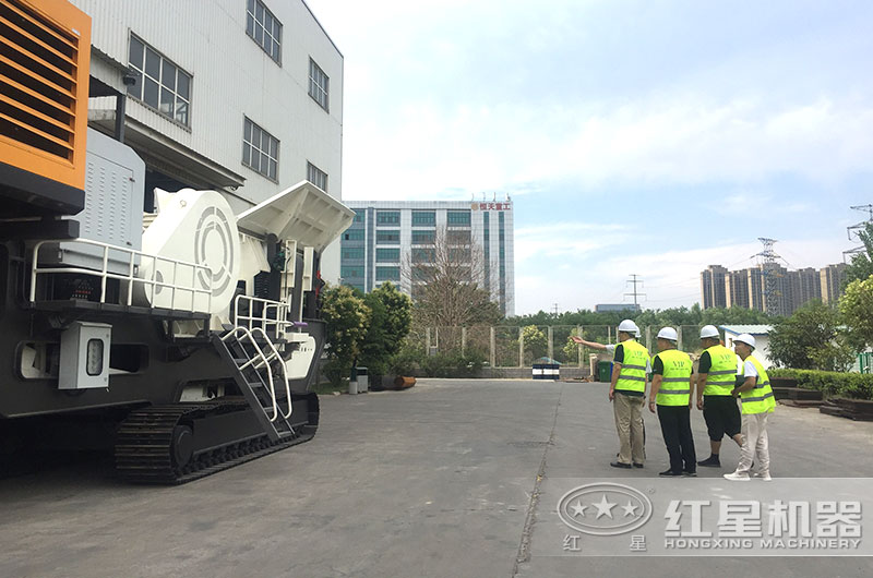 客戶來廠參觀，經理陪同詳細介紹