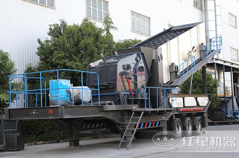 圖2：移動(dòng)破碎石頭的機(jī)器_反擊式