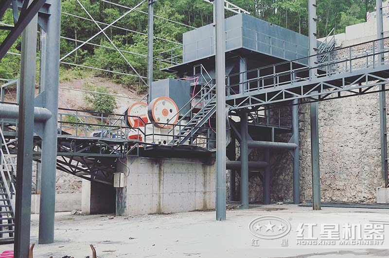 PE-750×1060顎式破碎機生產現場圖