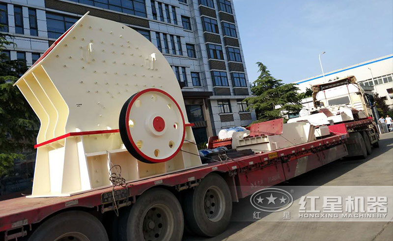 新型重錘式破碎機設備發往山西