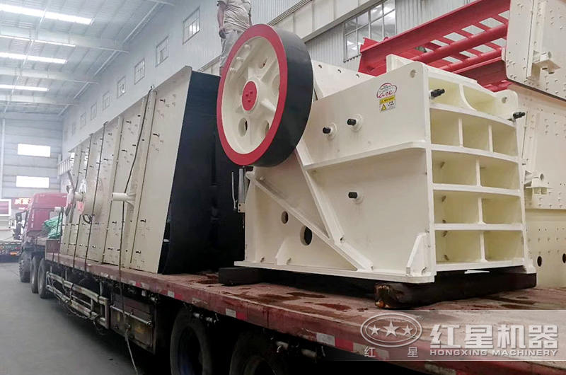 碎石機顎破發貨出廠，運往客戶生產基地