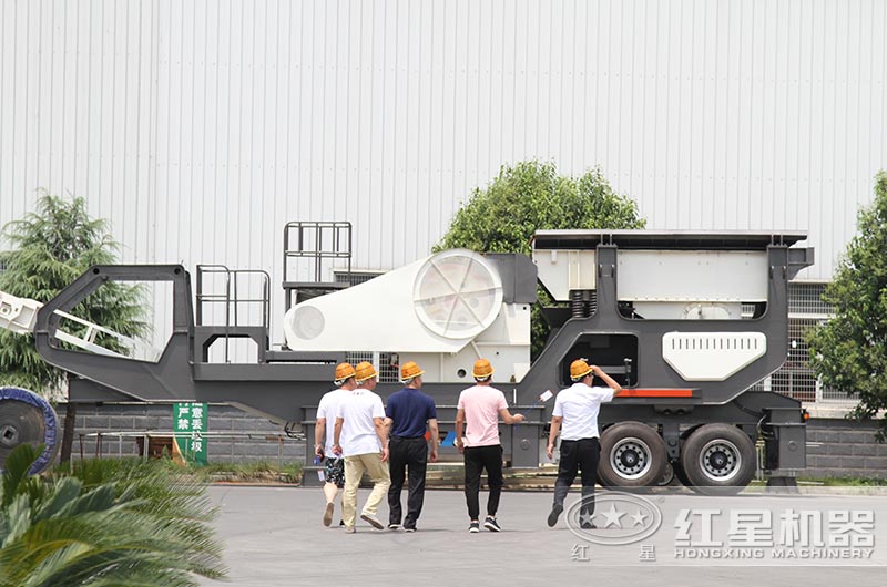 四川客戶來廠區參觀小型流動石料破碎機