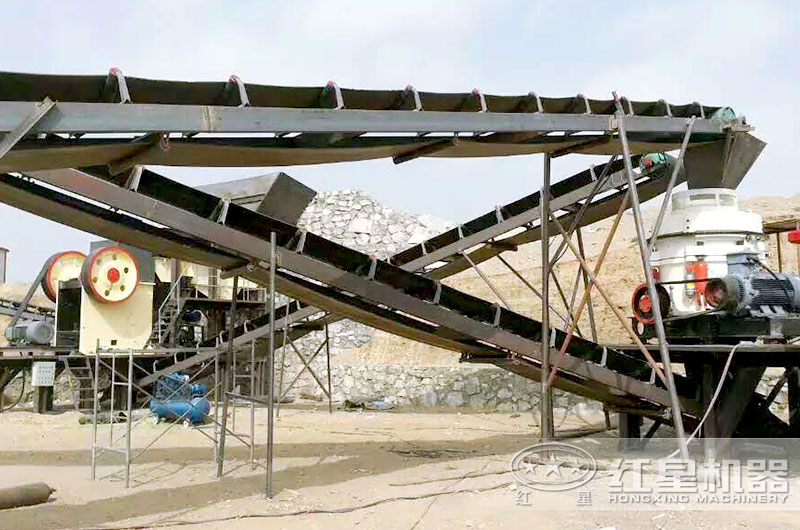 瀝青路面原料破碎加工生產現場 瀝青路面原料破碎加工生產現場