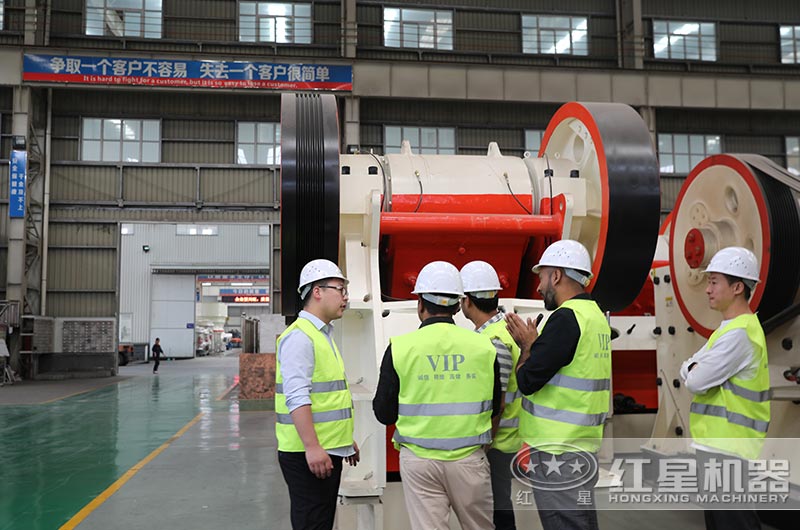 紅星客戶到廠參觀顎式破碎機