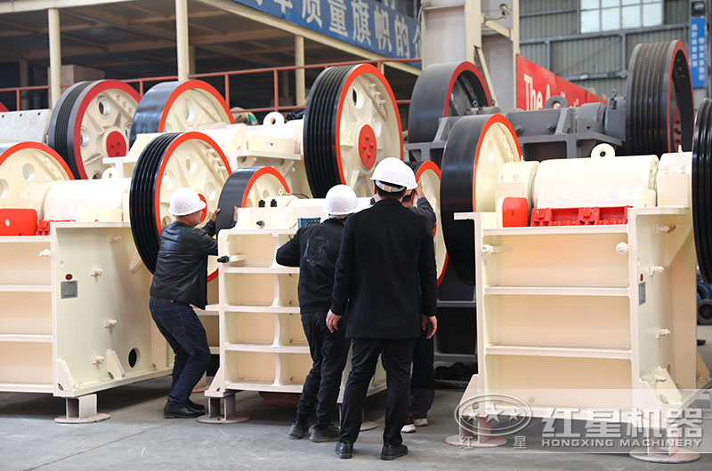 紅星客戶到廠參觀考察顎式粉碎機 紅星客戶到廠參觀考察顎式粉碎機