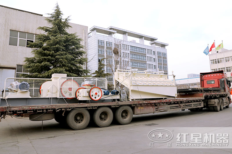 齒輥式破碎機發(fā)貨現場