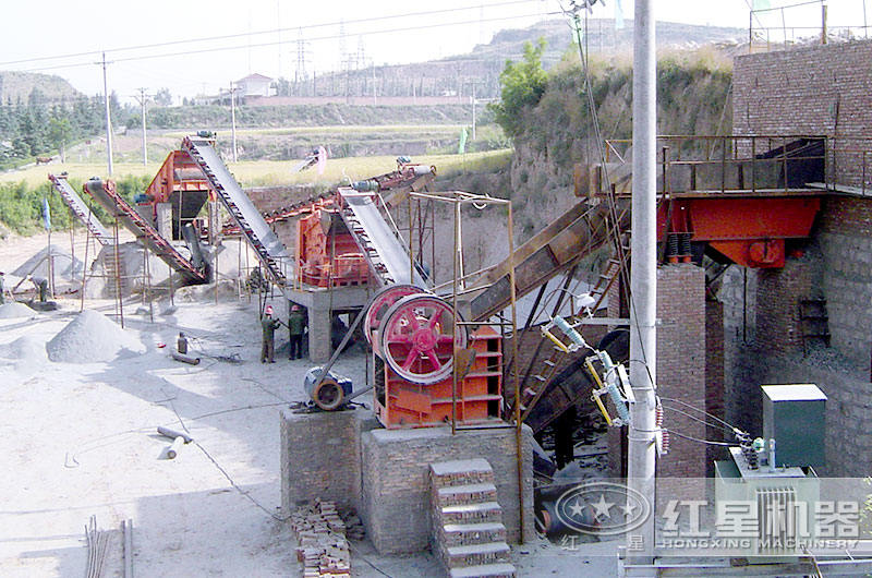時產30噸小型碎石機生產現場