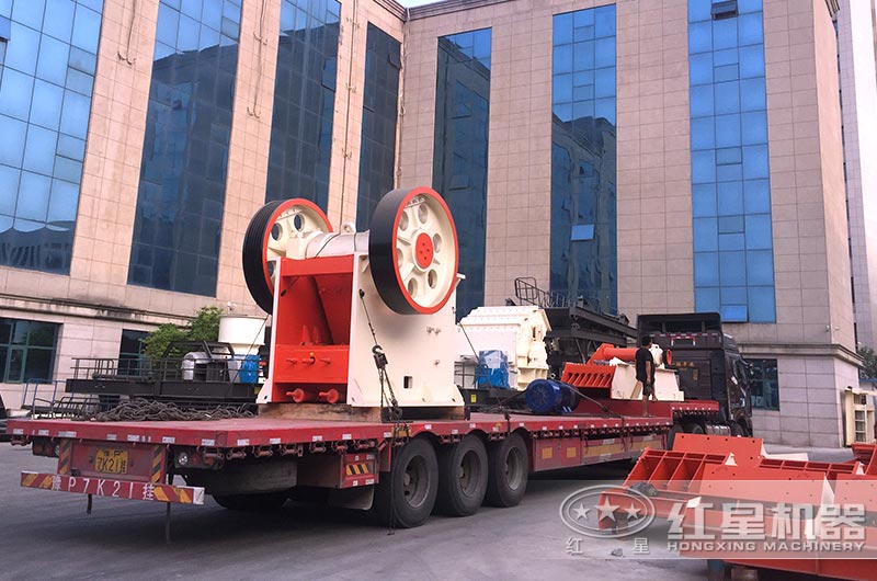時產30噸小型顎式碎石機發貨現場圖