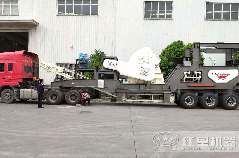 移動錘式破碎機發往湖南