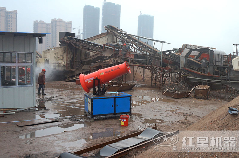 湖南顎式移動破石機(jī)現(xiàn)場配置霧化噴淋裝置