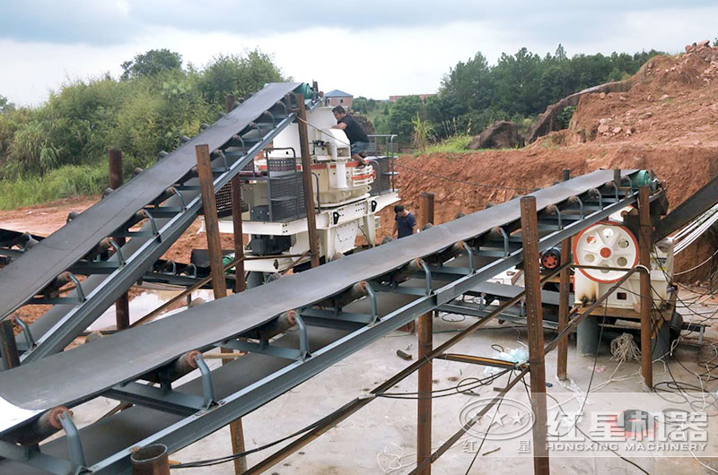 硅石破碎生產線安裝中，生產05砂石料