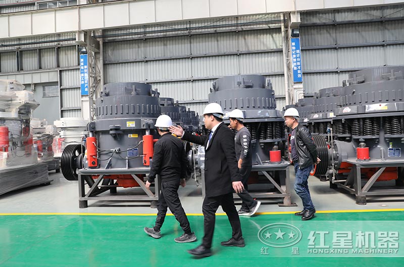 用戶到廠近距離考察硅石破碎機，專業人員全程陪同