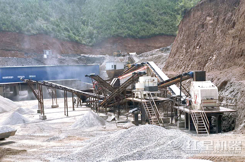 碎石生產(chǎn)現(xiàn)場，反擊破+沖擊式破碎機(jī)