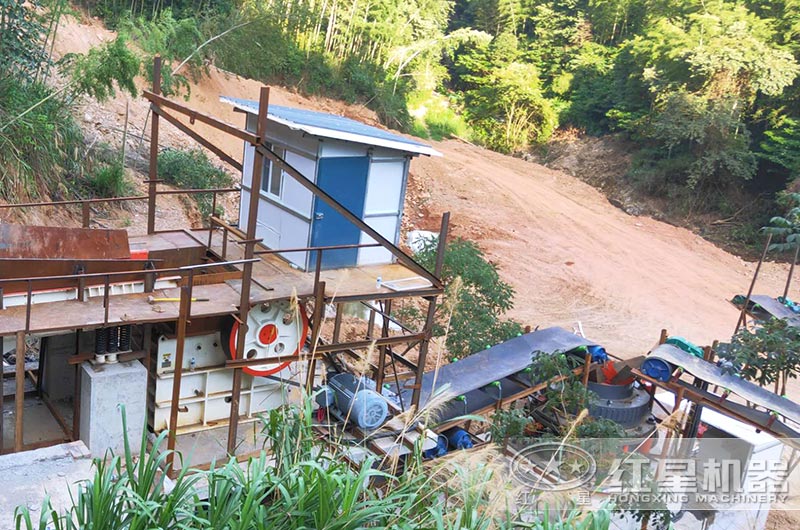 顎式破碎機生產現場，搭配圓錐破破碎硬料