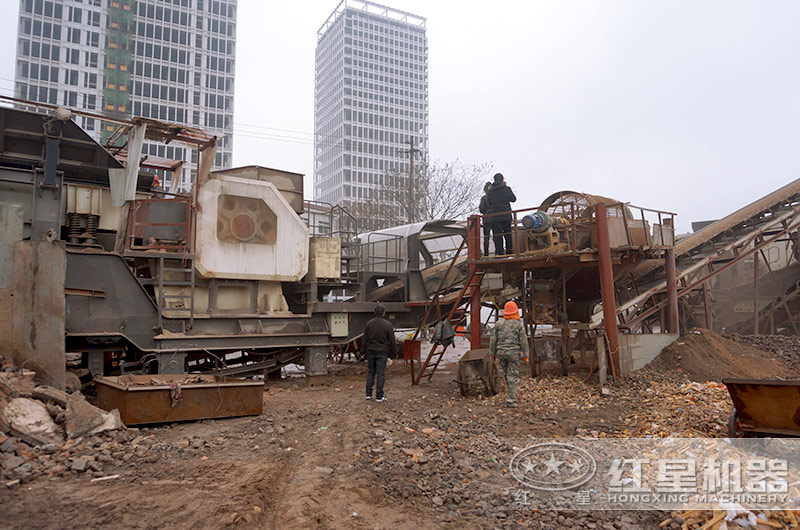 移動破碎站(配置顎破、進料口大) 移動破碎站(配置顎破、進料口大)
