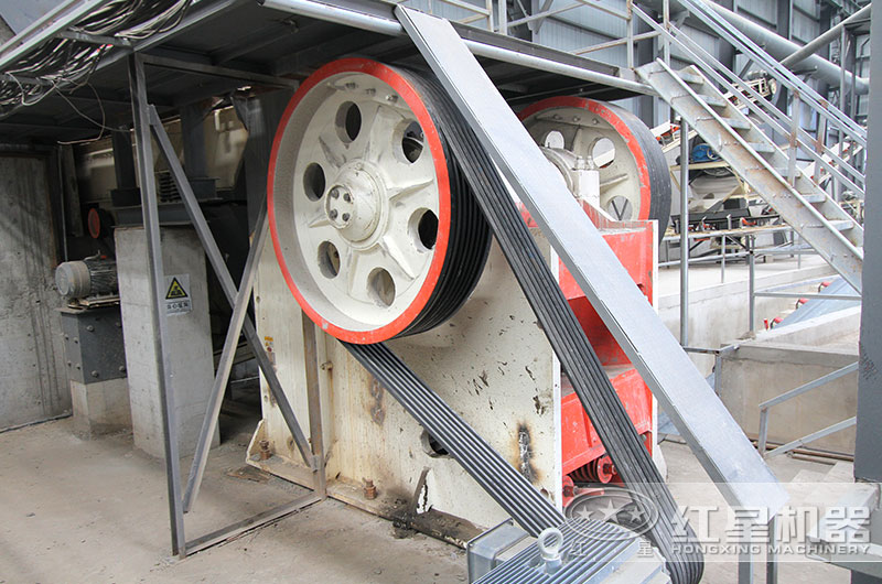 750顎破碎機工作現場圖