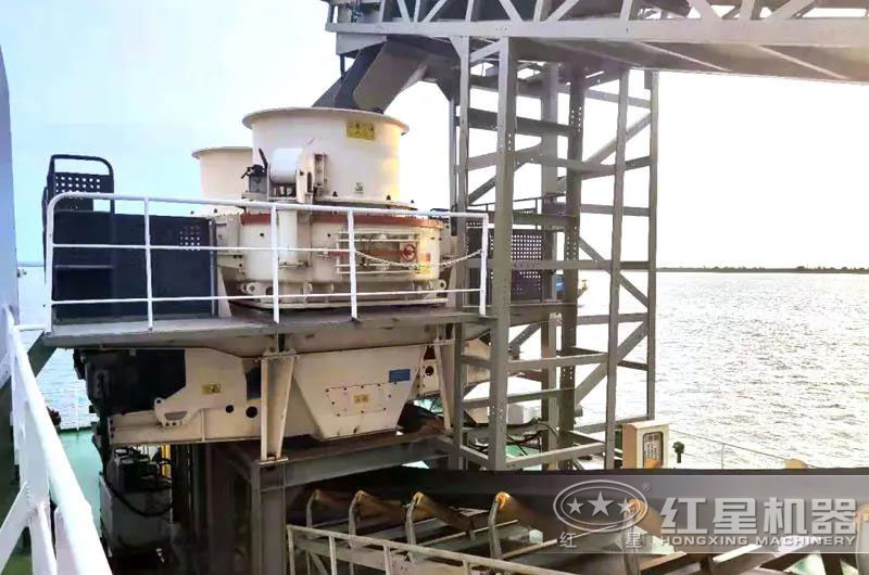 高速運轉中的制砂機 高速運轉中的制砂機