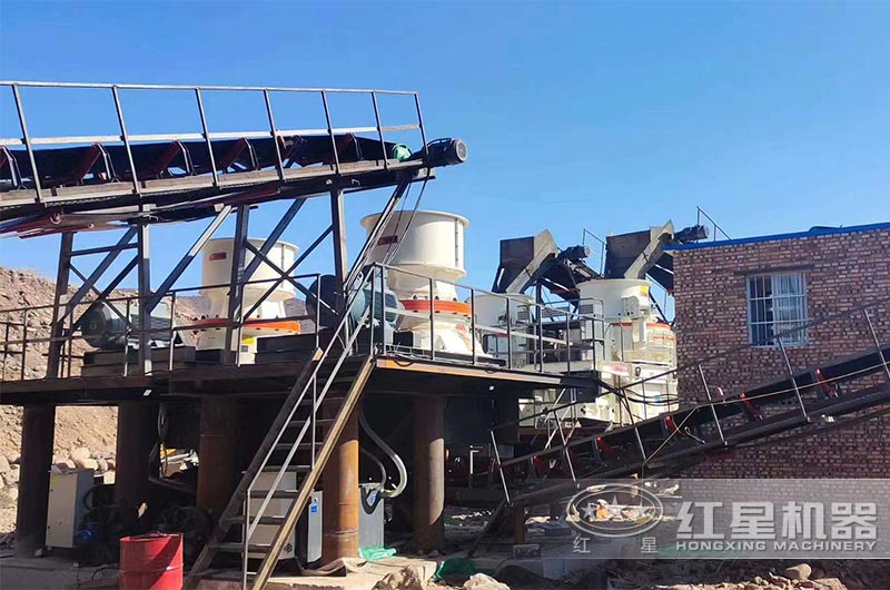 小石料中、細碎制砂現場